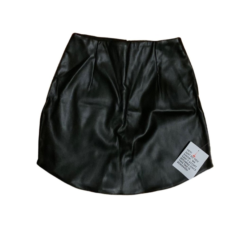 NWT 🖤 ASOS DESIGN faux leather curved hem mini skirt in black